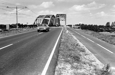 839253 Gezicht op de Provincialeweg (met apart fietspad) tussen Houten en Schalkwijk met de brug en spoorbrug over het ...